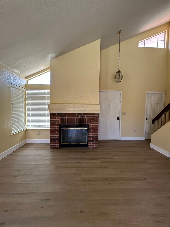 Sala de estar - 1975 Clearbrook Ct
