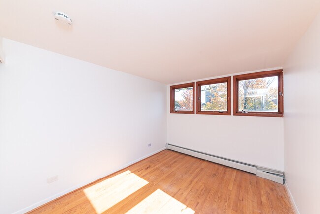 Building Photo - 1305 E 55th St