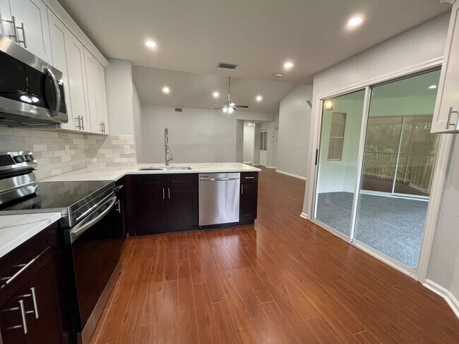 Building Photo - 6516 Via Regina