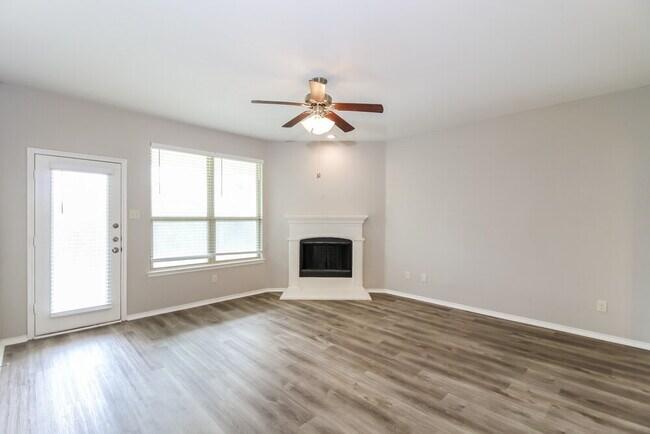 Foto del edificio - 8824 Deadwood Ln