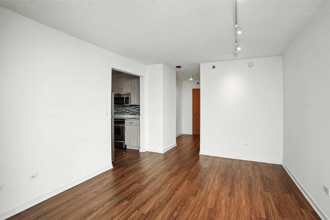 Building Photo - 548 N Kingsbury St