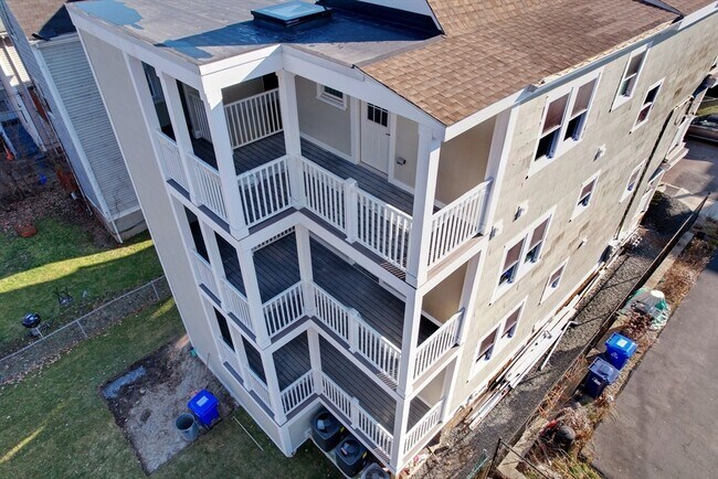Building Photo - 10 Brenton St