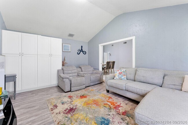 Foto del edificio - 5380 Lakewood Cir S