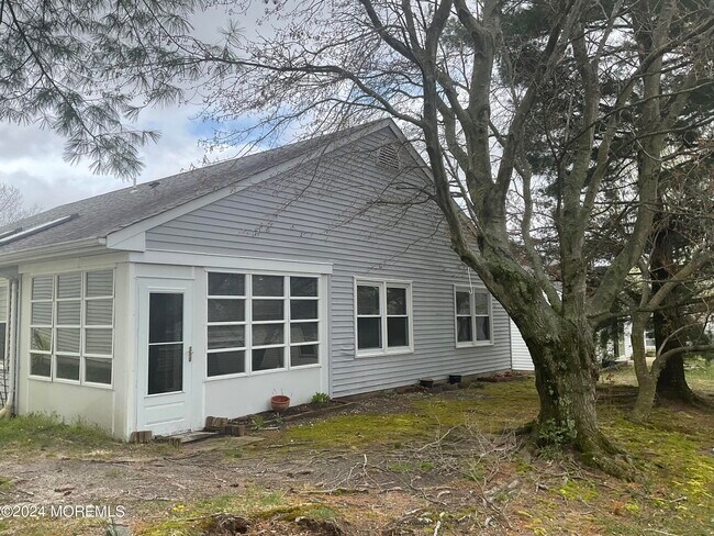 Building Photo - 9 Deer Run Ln