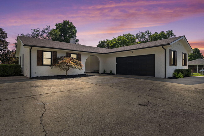 Building Photo - 452 Pasadena Dr