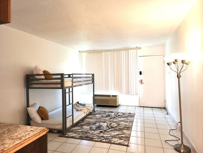 Building Photo - Studio/Efficiency Condo Near Florida Mall;...