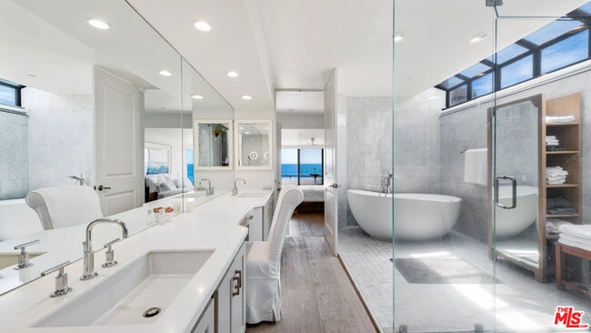 Foto del edificio - 25252 Malibu Rd