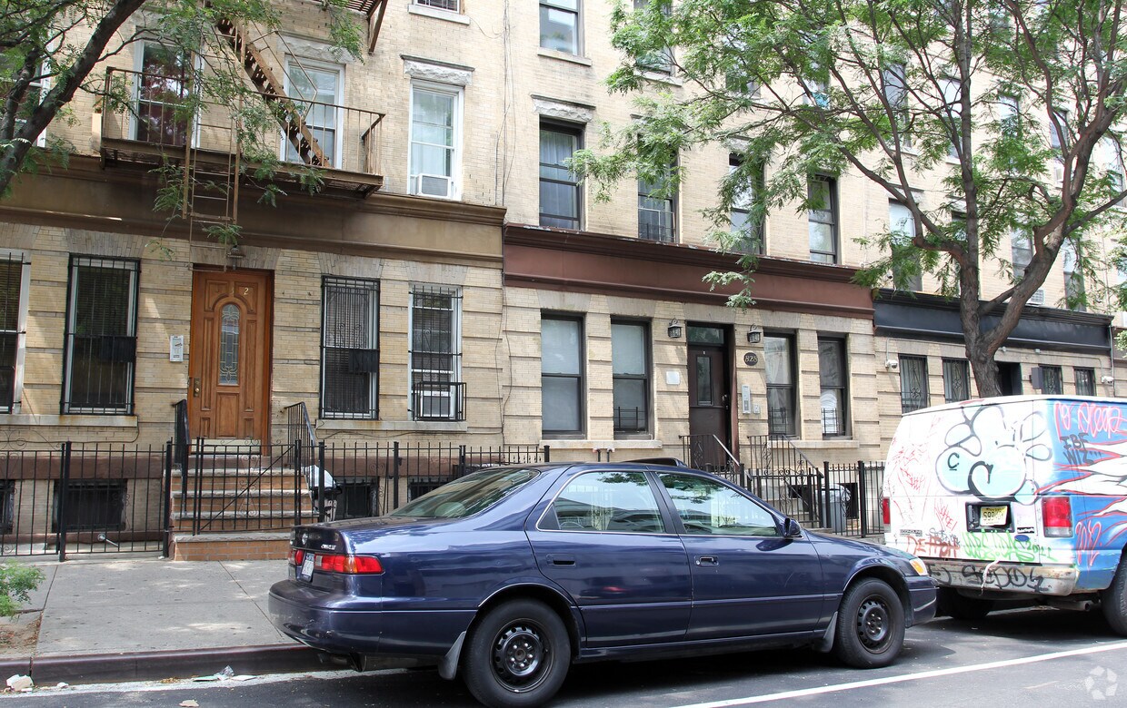 Foto del edificio - 828 Classon Ave
