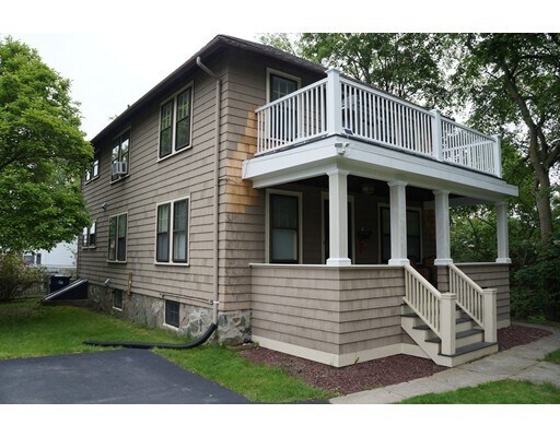 Primary Photo - 566 W Roxbury Pkwy