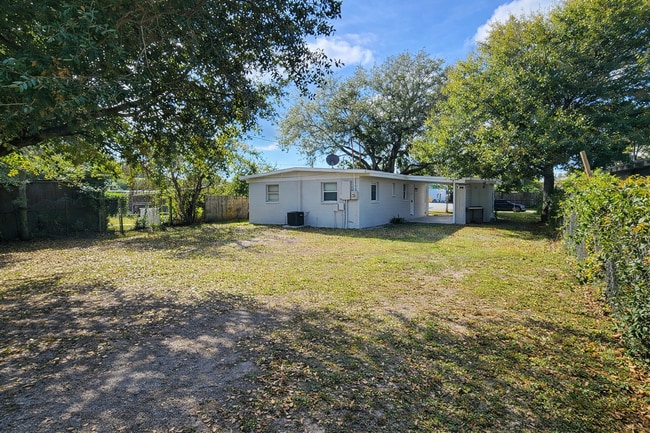 Building Photo - Refreshed and Beautiful 3/1 Move In Ready NOW!