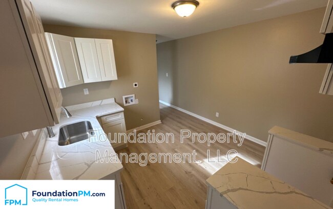 Building Photo - 827 Ayers St