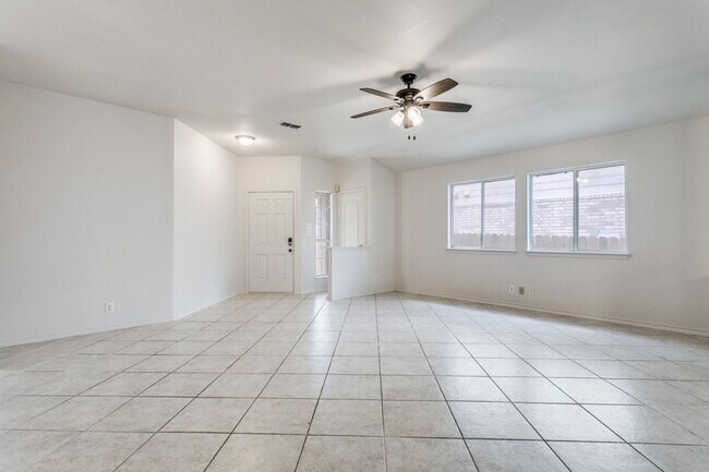 Building Photo - 3 Bedroom 2 Bathroom located in Pheasant R...