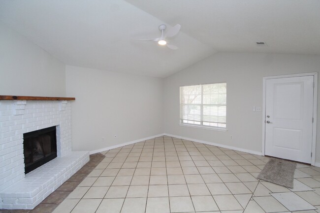 Building Photo - 3 bed 2 bath home in southwest Pensacola ~...