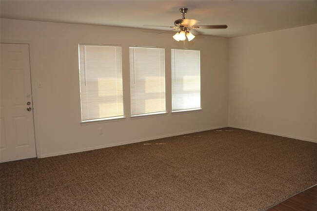 Building Photo - 2318 Kingsway Dr