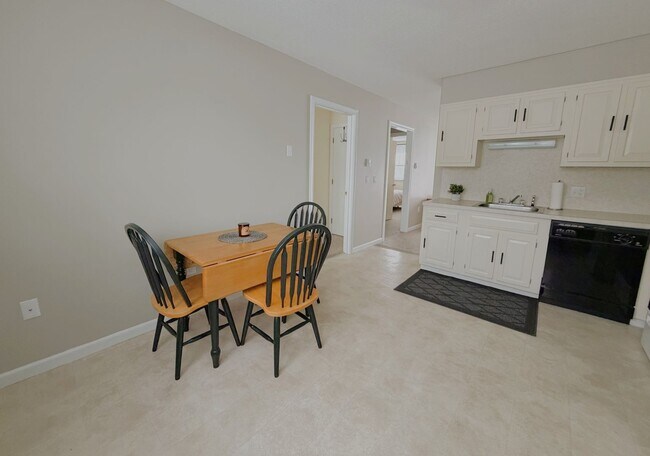 Foto del edificio - Lakeside Living 2 Bedroom Available NOW