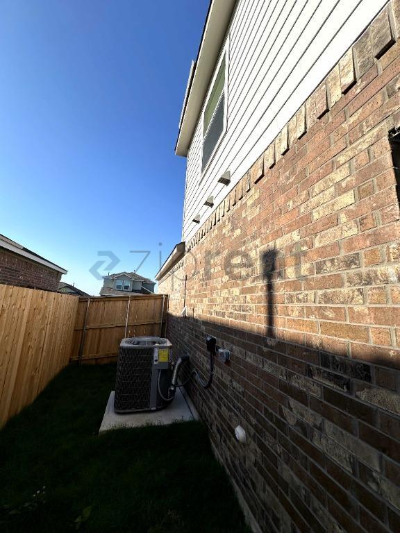 Building Photo - 303 Milliner Lp