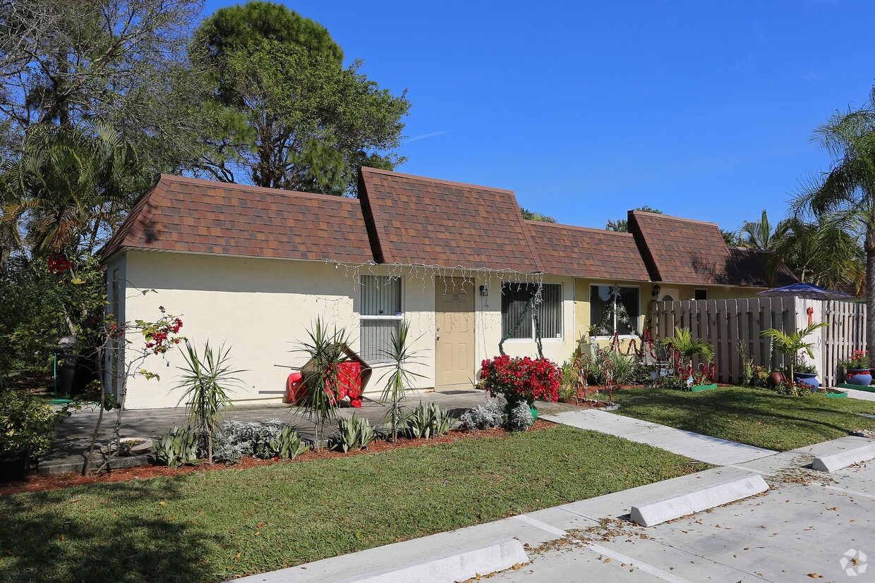 Acacia Place Apartments in West Palm Beach, FL
