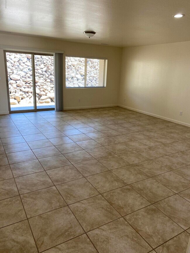 Building Photo - 9585 E Magma Dr