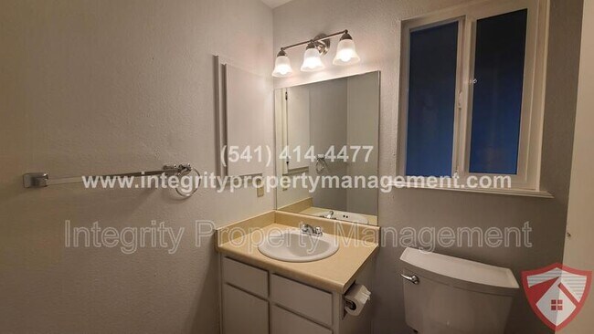 Building Photo - 1009 NE Dewey Dr