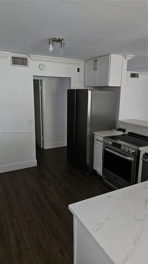 Primary Photo - 105 Lake Emerald Dr