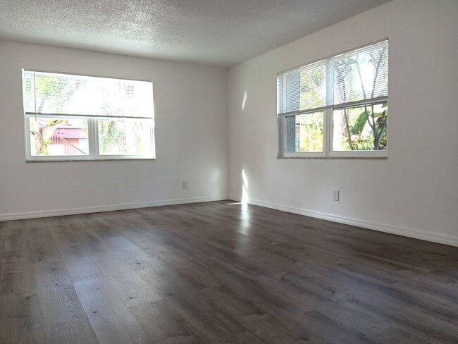 Building Photo - Spacious two-bedroom near 4th St N