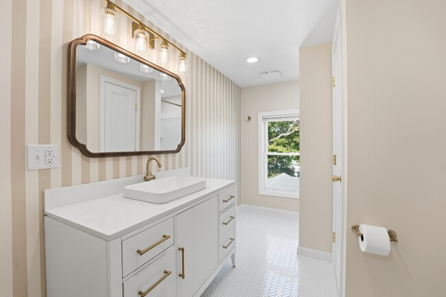 Building Photo - 22 Vernon St Building Photo - 22 Vernon St