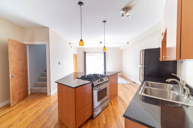 Building Photo - 1060 N Hermitage Ave