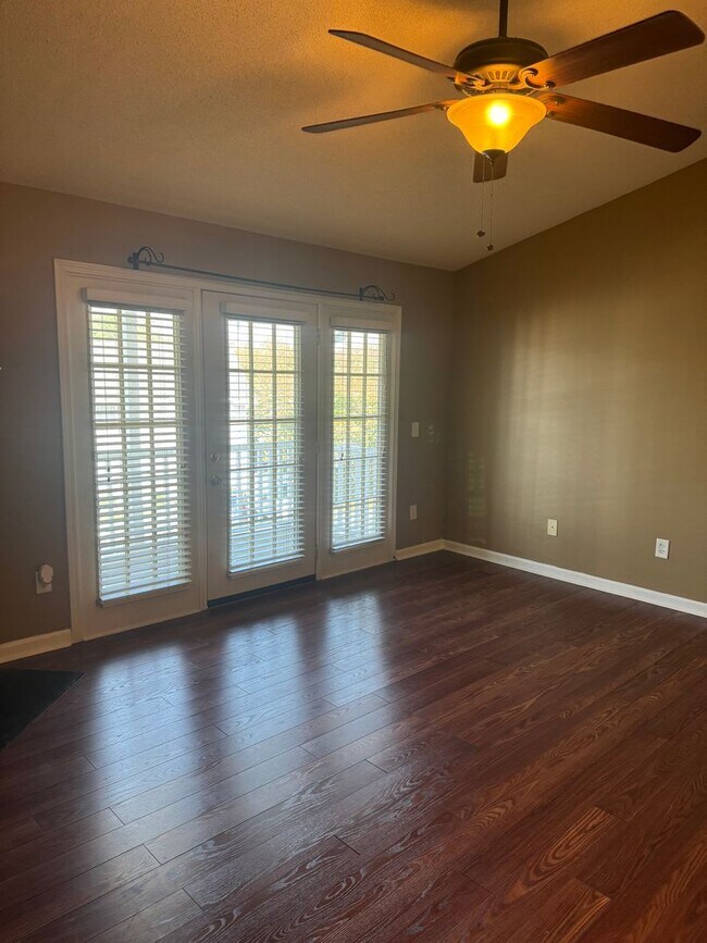 Building Photo - **RENT CREDIT $200** Townhome in great loc...
