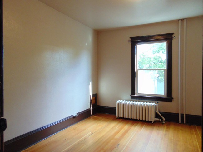 Building Photo - 104 N E St