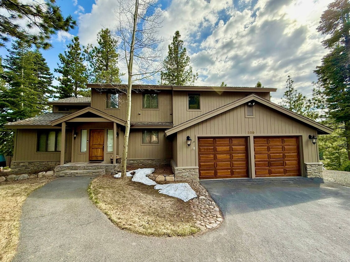 Primary Photo - Stunning Lakeviews Throughout