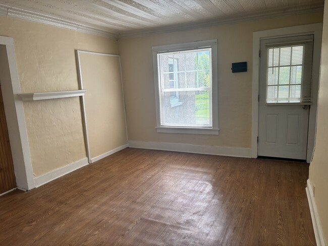 Building Photo - 490 Bangs Rd