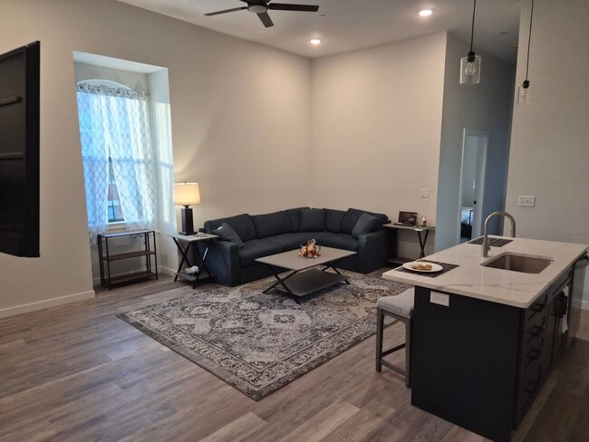 Foto del edificio - Downtown Claremont newly re-developed brick building with 2 Bed Luxury units, pet friendly!