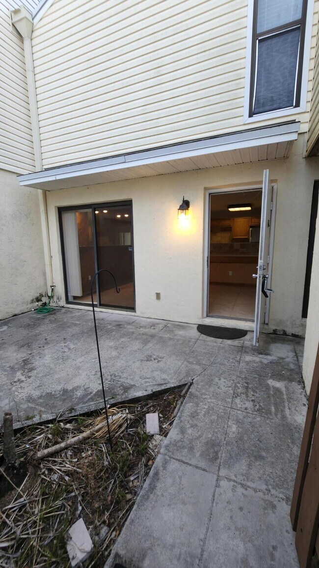 Building Photo - 645 Executive Center Dr
