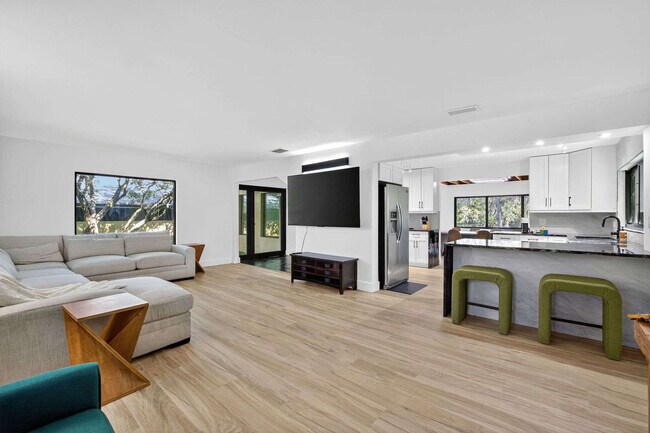 Building Photo - 511 S Riverhills Dr