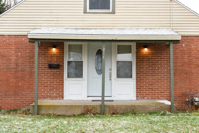 Building Photo - 214 Middle St