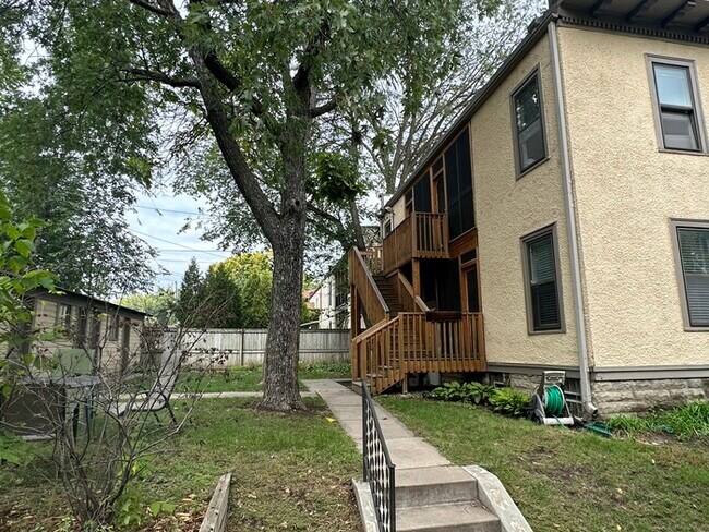 Building Photo - HUGE 1 Bedroom Condo Featuring a Master Su...