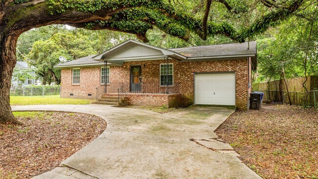 Foto del edificio - 3 Bedroom 1.5 Bath House in Hobcaw Point - Mount Pleasant