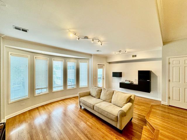Building Photo - 2 bedroom in CHICAGO IL 60616