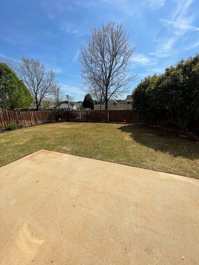 Building Photo - Lovely 3 Bedroom 2.5 bath Home in Bridges Estates, walking distance to Bridgeway Station!!