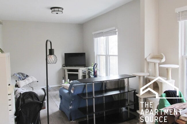 Building Photo - 722 W Roscoe St