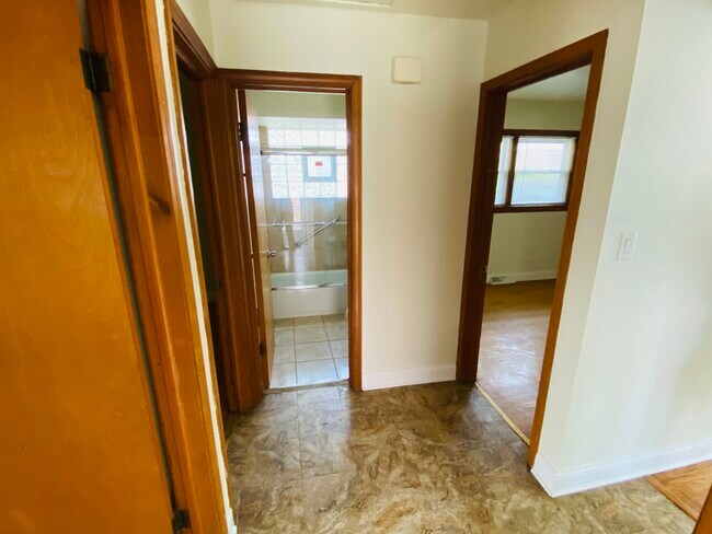 Foto del edificio - 8136 Crawford Ave
