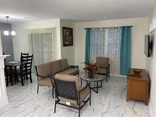 Foto del edificio - 825 Forest Lake Dr S