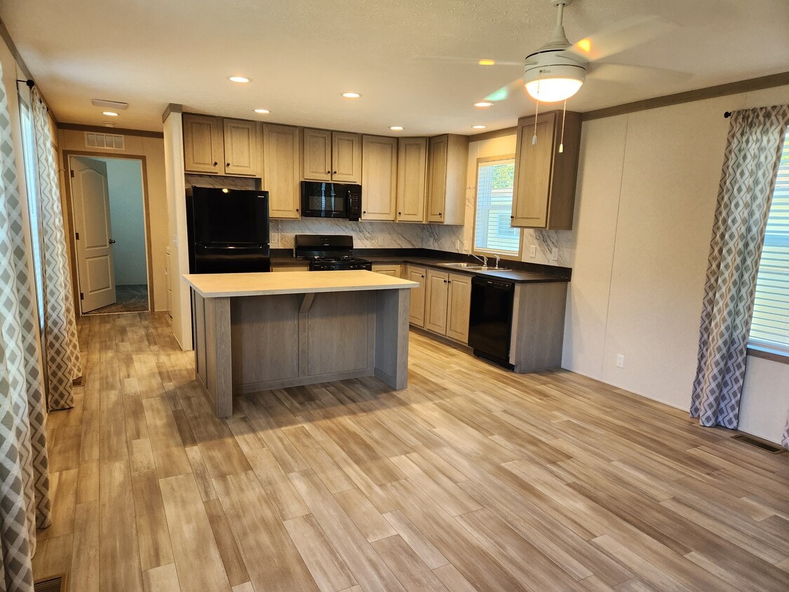 Primary Photo - 3617 N Grand Ave E