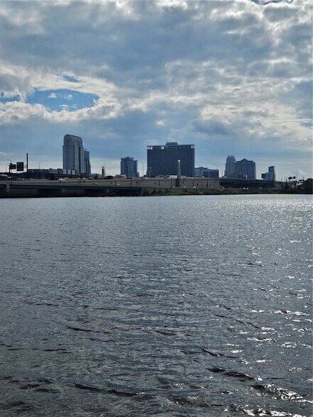 Foto del edificio - 320 Lakeview St