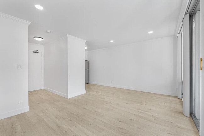 Building Photo - 207