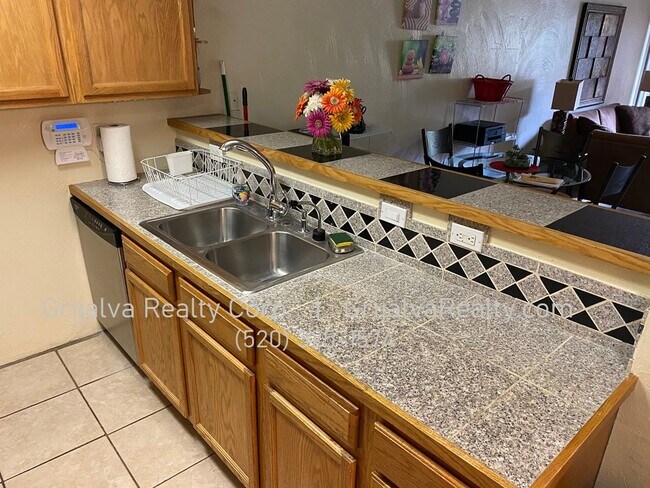 Foto del edificio - AVAILABLE JUNE - Furnished 2 Bedroom Condo with Community Pool Close to the UofA! (Speedway/Euclid)