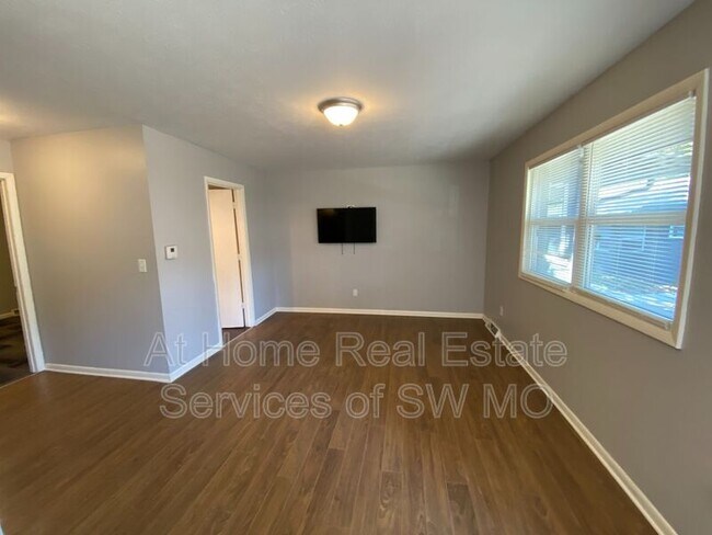 Building Photo - 1337 E Elm St