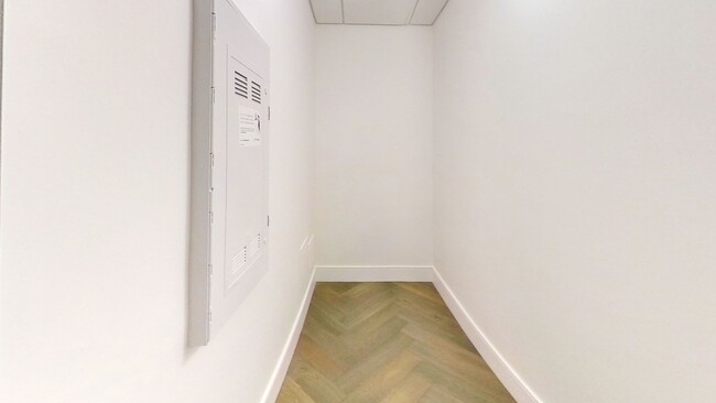 Building Photo - 508 30th Av W