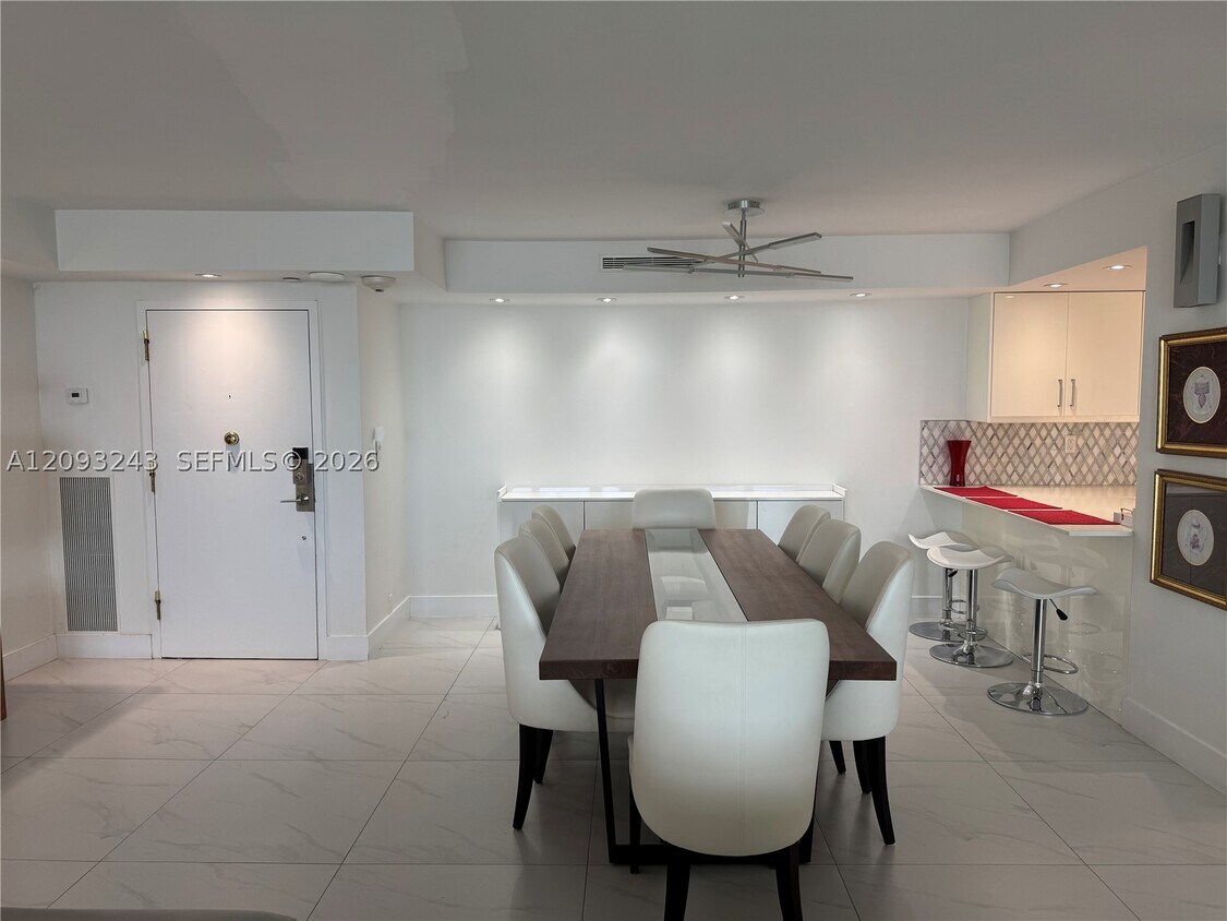 Foto del edificio - 1111 Crandon Blvd