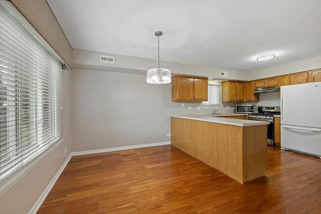 Building Photo - 135 Hampton Ave